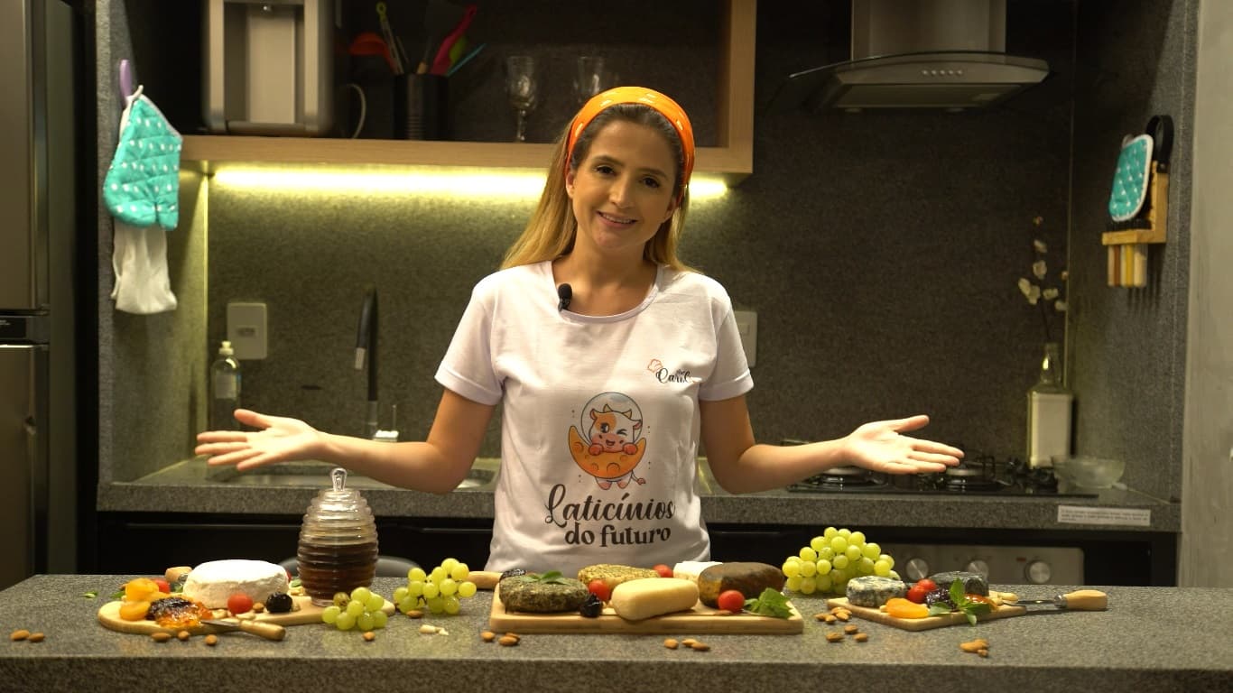 Carol apresentando queijos veganos artesanais