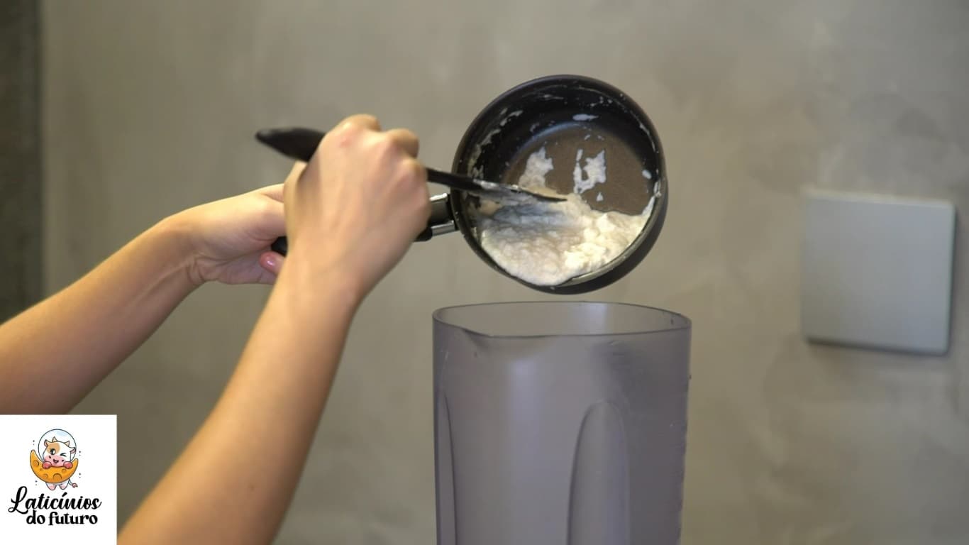 Processo de fazer laticínios veganos com utensílios domésticos